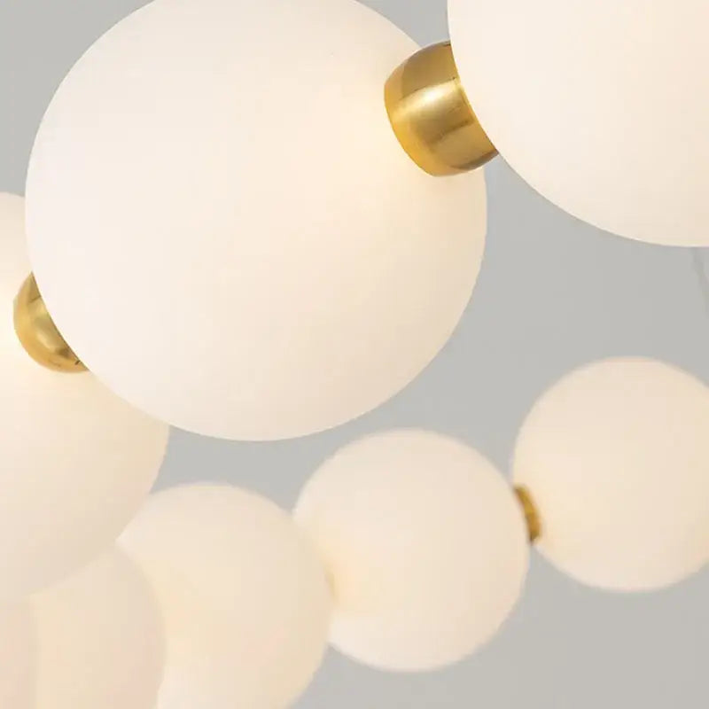 Suspension Luminaire Avec Des Boules Blanches Sur Deux Anneaux