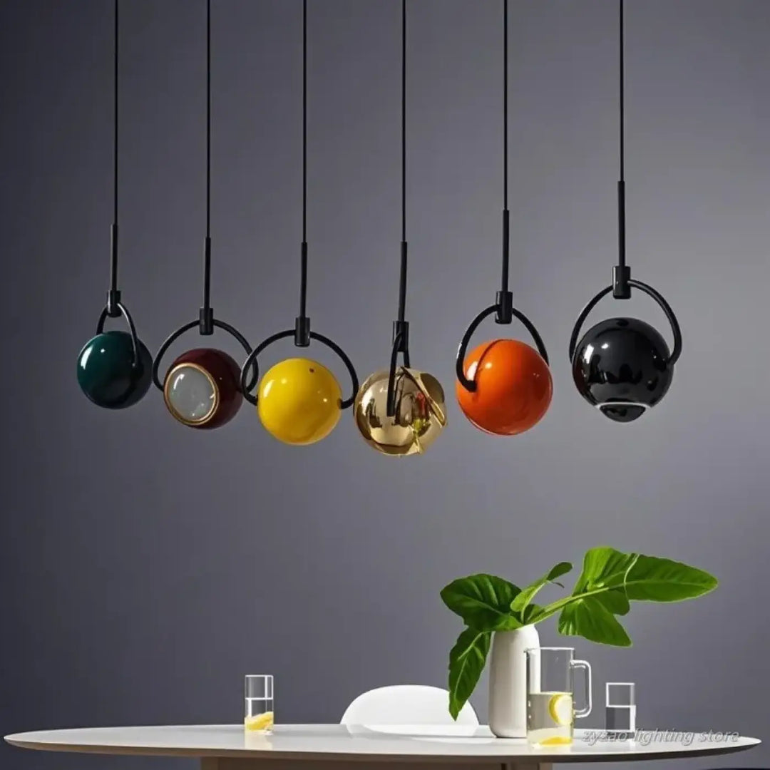 Suspension luminaire orion avec cinq boules en verre coloré suspendues par câbles noirs pour un design moderne