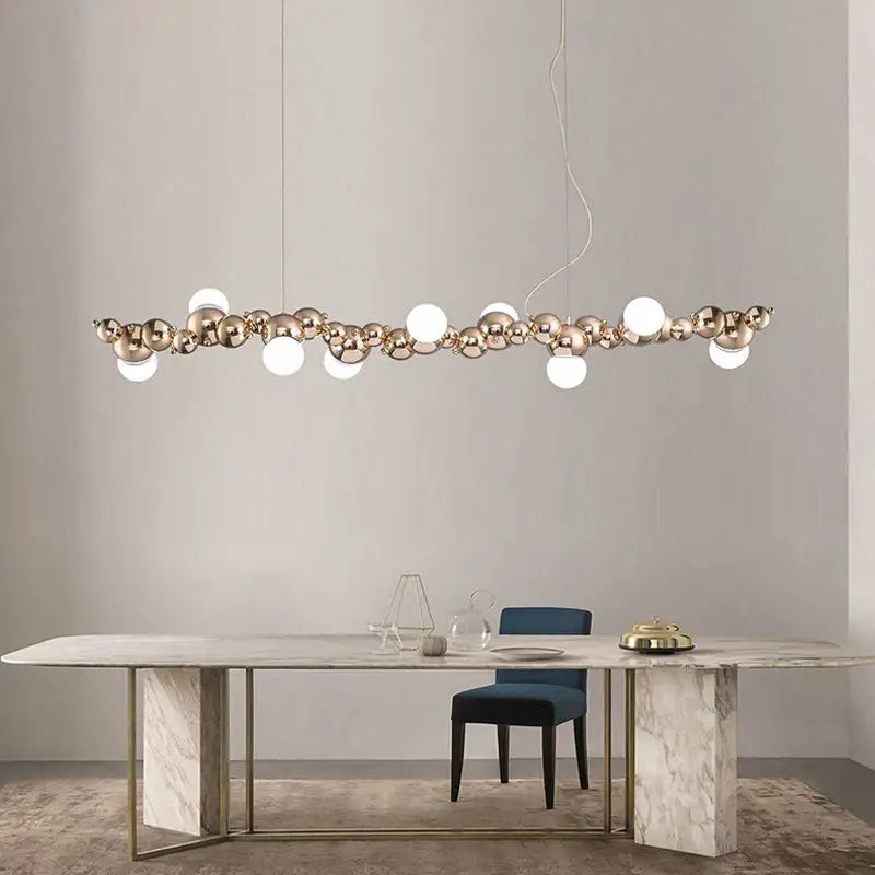 Suspension Luminaire Avec Des Boules Dorées Et Blanches À LED