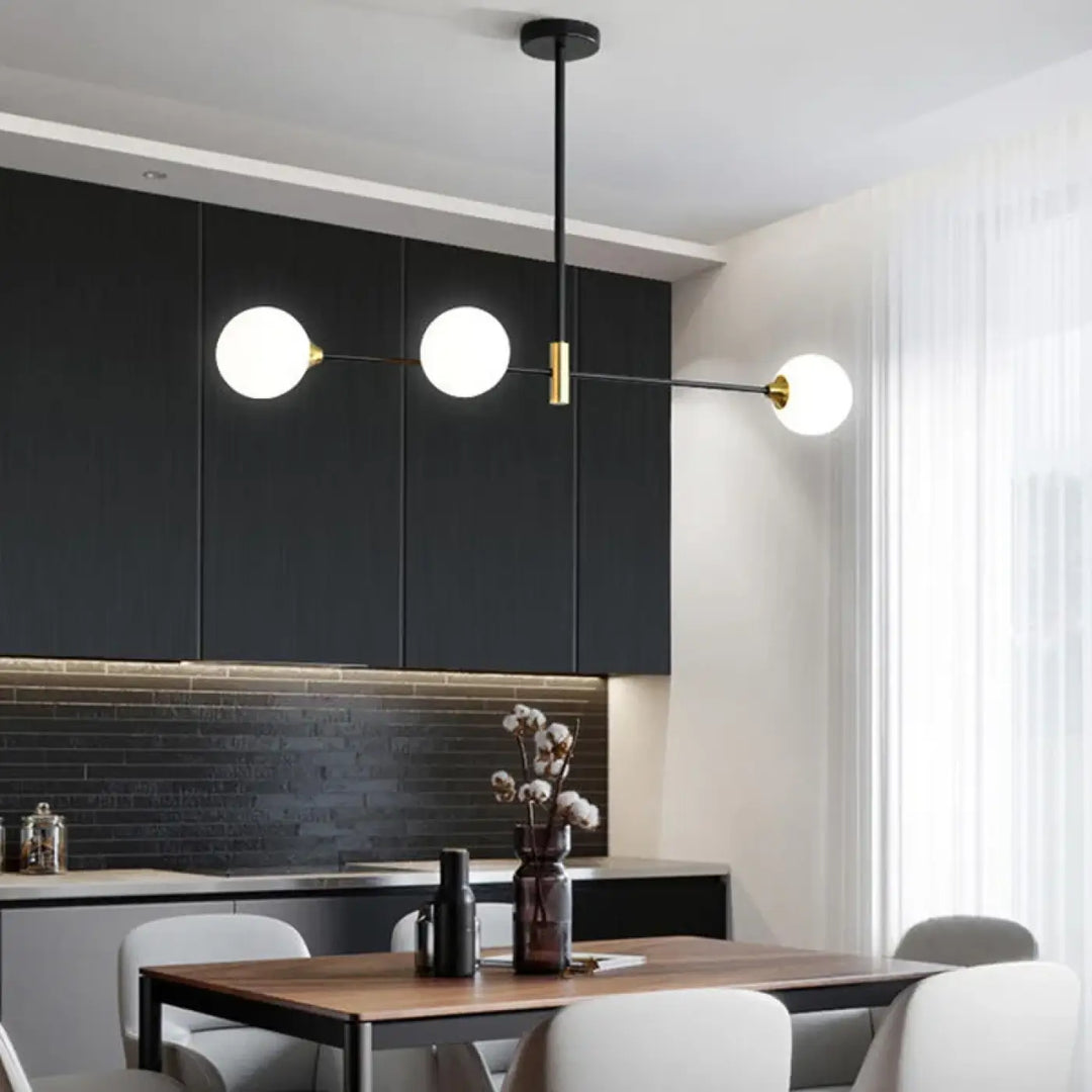 Suspension luminaire boules en verre et structure noire moderne