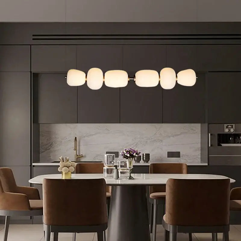 Suspension luminaire avec boules en verre et support en laiton chic