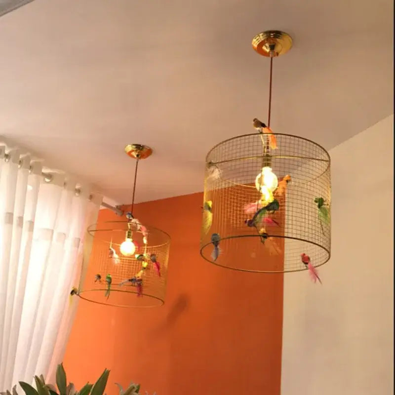 Suspension luminaire cage dorée avec oiseaux décoratifs chic