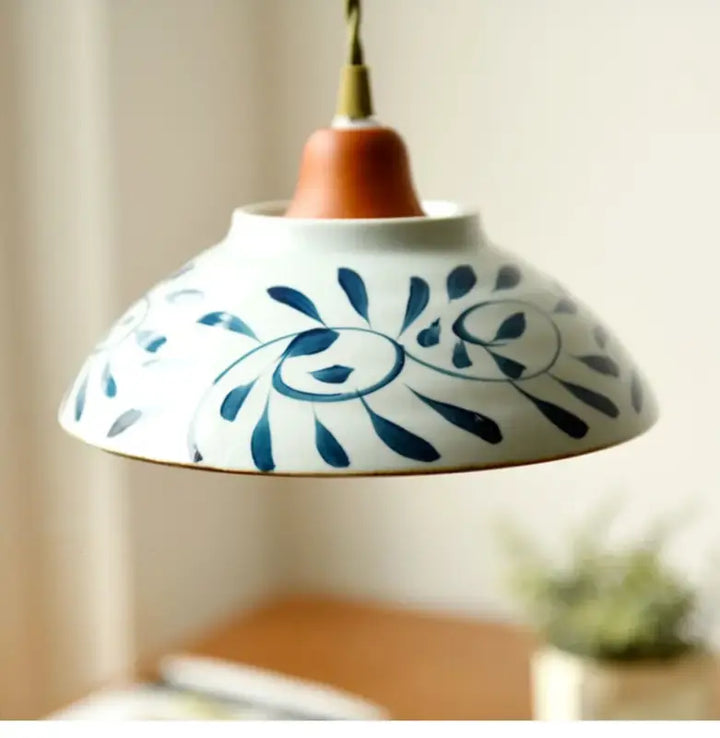 Suspension luminaire céramique blanche à motifs bleus