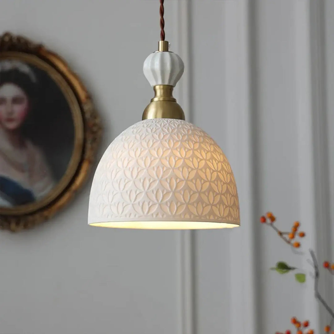 Suspension luminaire jaton en céramique blanche avec design floral embossé et accents en laiton charme vintage