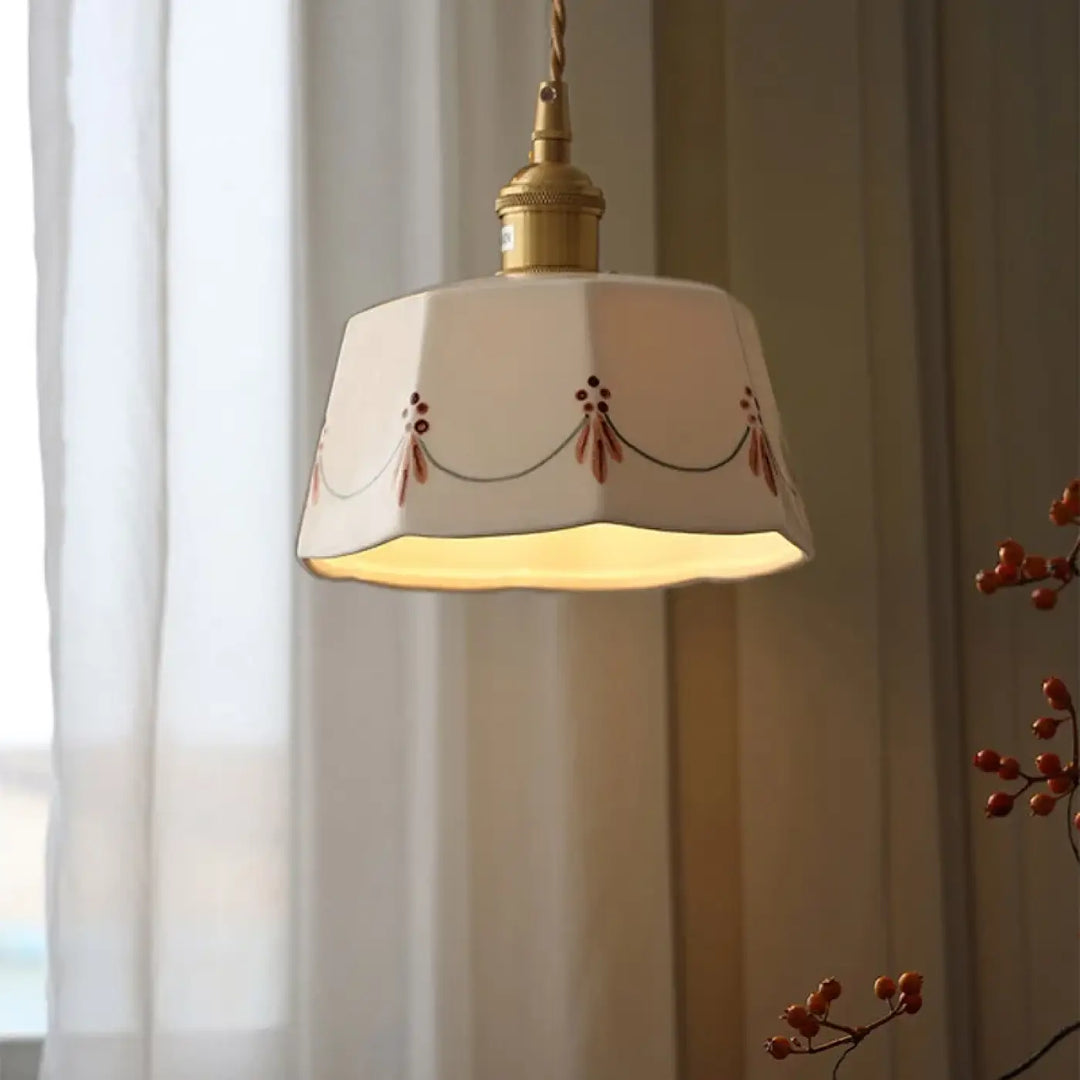 Suspension luminaire en céramique avec finition dorée élégante