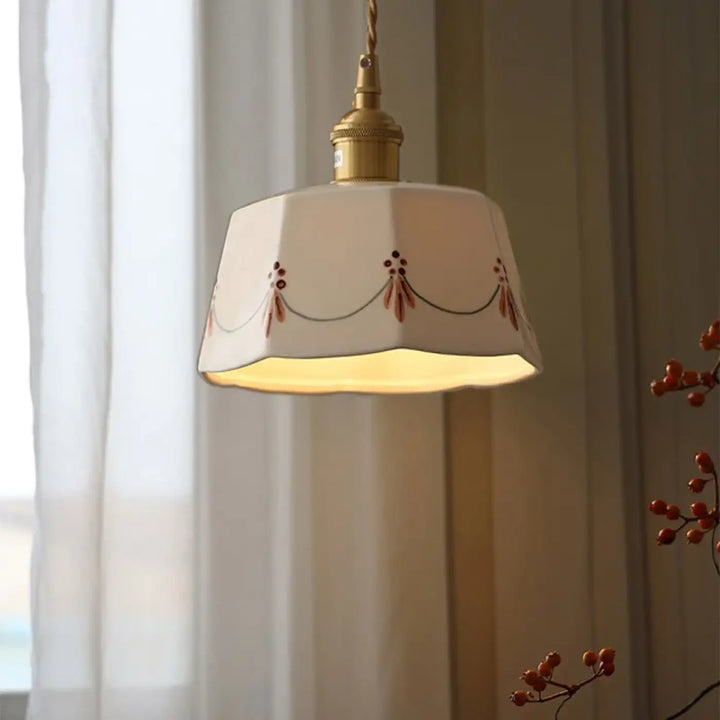 Suspension luminaire en céramique avec finition dorée élégante