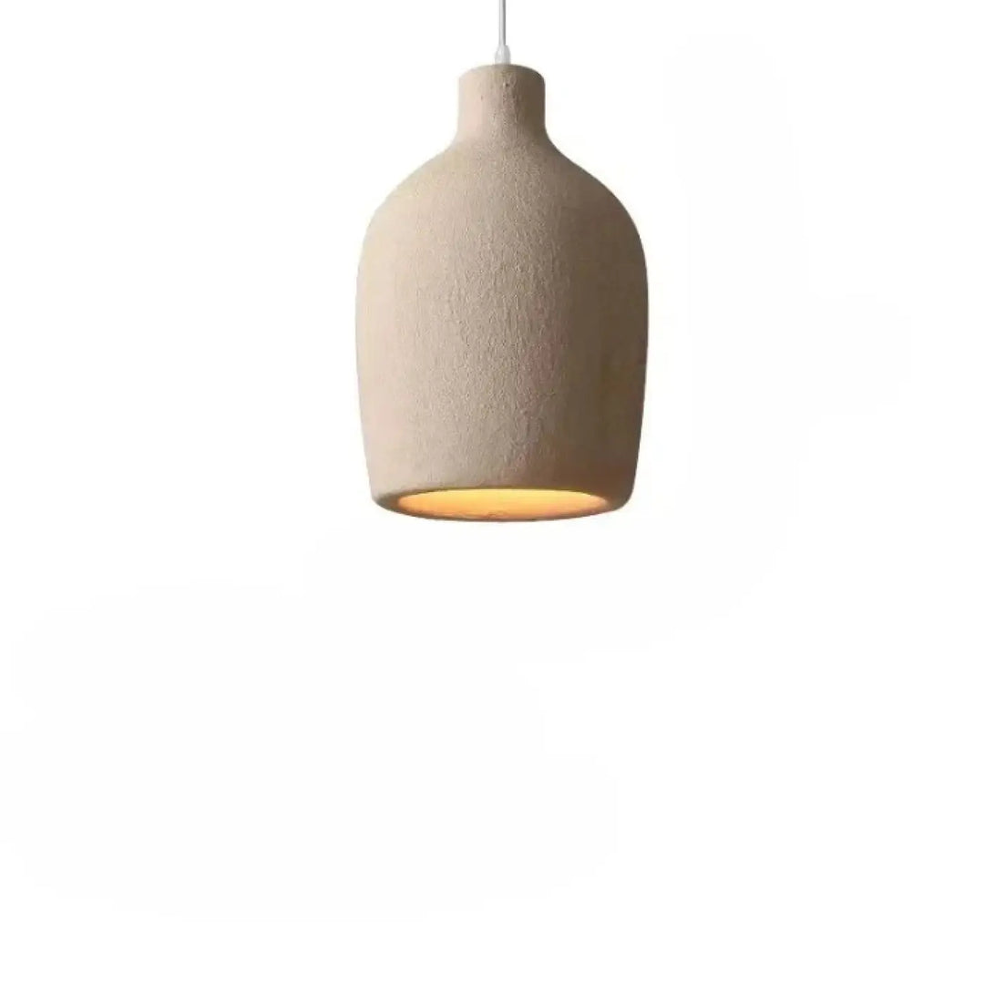 Suspension en céramique texturée beige avec une lueur chaleureuse à l’intérieur.