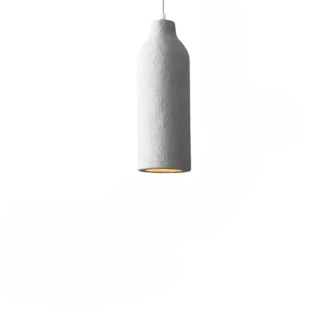 Une suspension minimaliste en béton gris avec un corps lisse et cylindrique et un revêtement intérieur aux tons chauds.