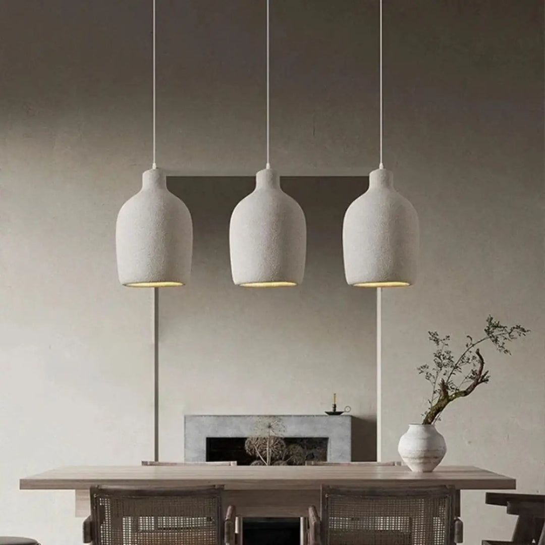 Suspension luminaire kayo avec trois luminaires suspendus blancs en céramique texturée pour un éclairage minimaliste plus brefs délais