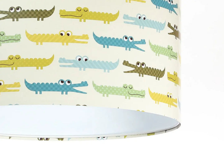 Suspension luminaire chambre enfant avec motif crocodile apporte un décor ludique en jaune bleu vert et marron sur fond ivoire