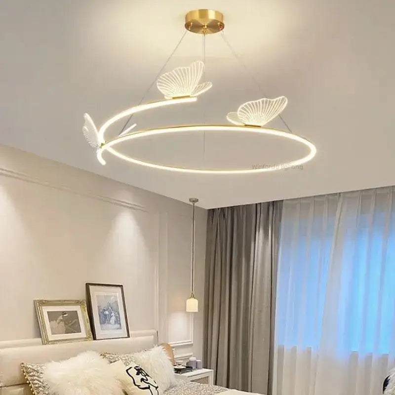 Suspension luminaire circulaire LED avec 3 papillons dorés

