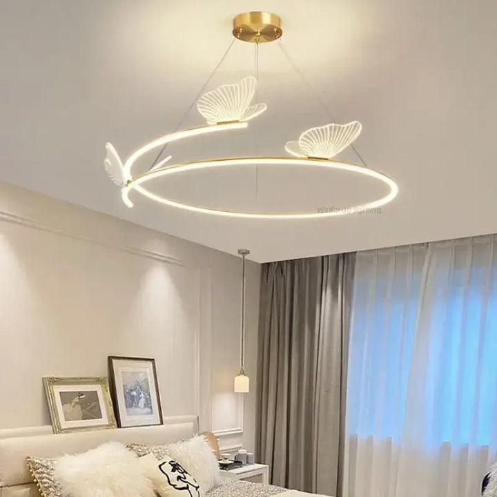 Suspension luminaire circulaire LED avec 3 papillons dorés

