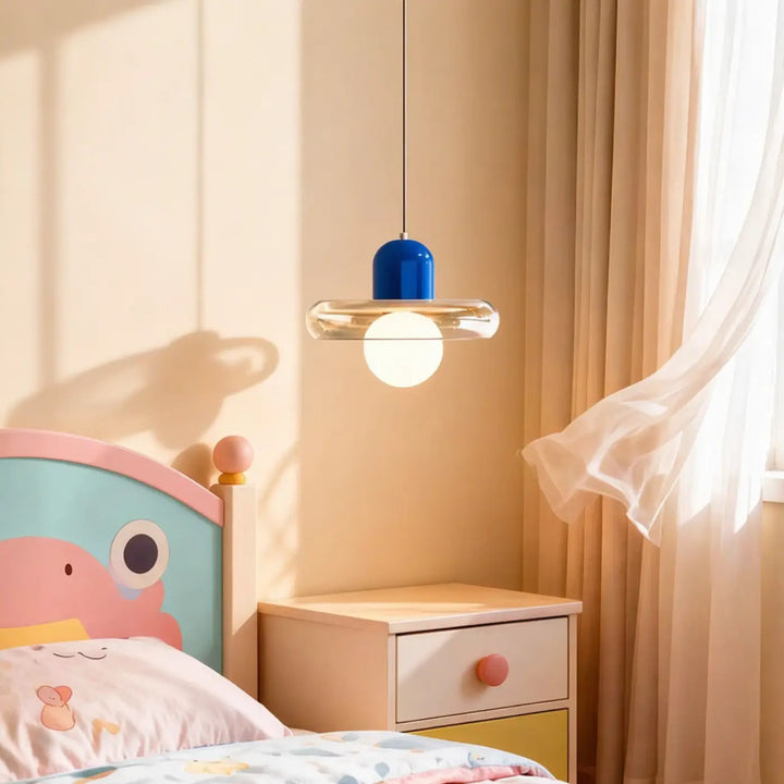 Suspension luminaire dopamine avec dôme bleu vibrant et anneau en verre clair abritant une ampoule lumineuse