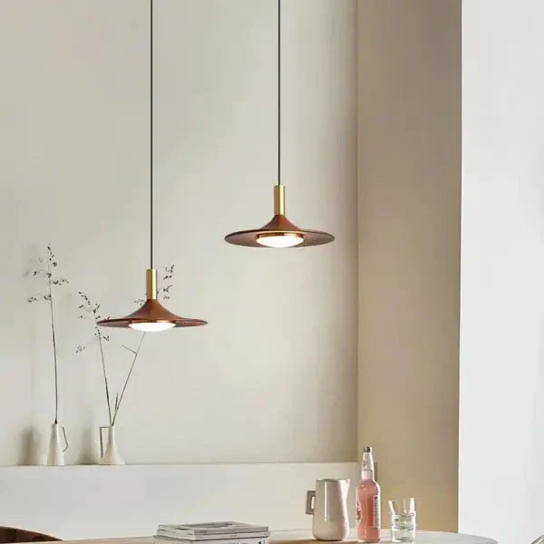 Suspension luminaire contemporaine au design élancé en metal

