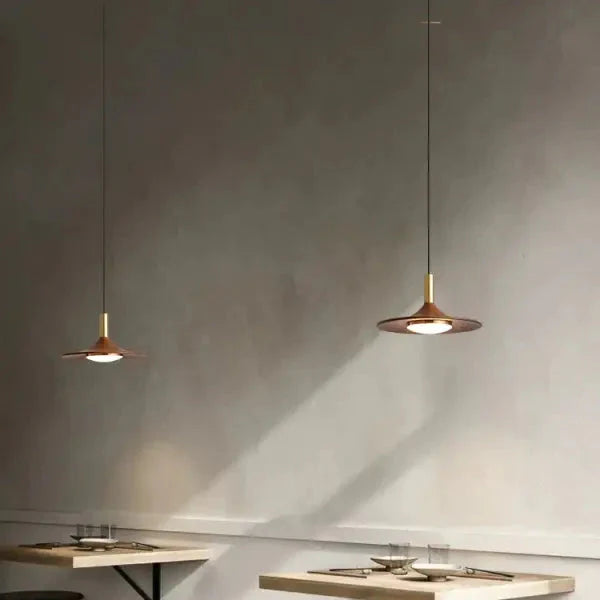 Suspension luminaire contemporaine au design élancé en metal

