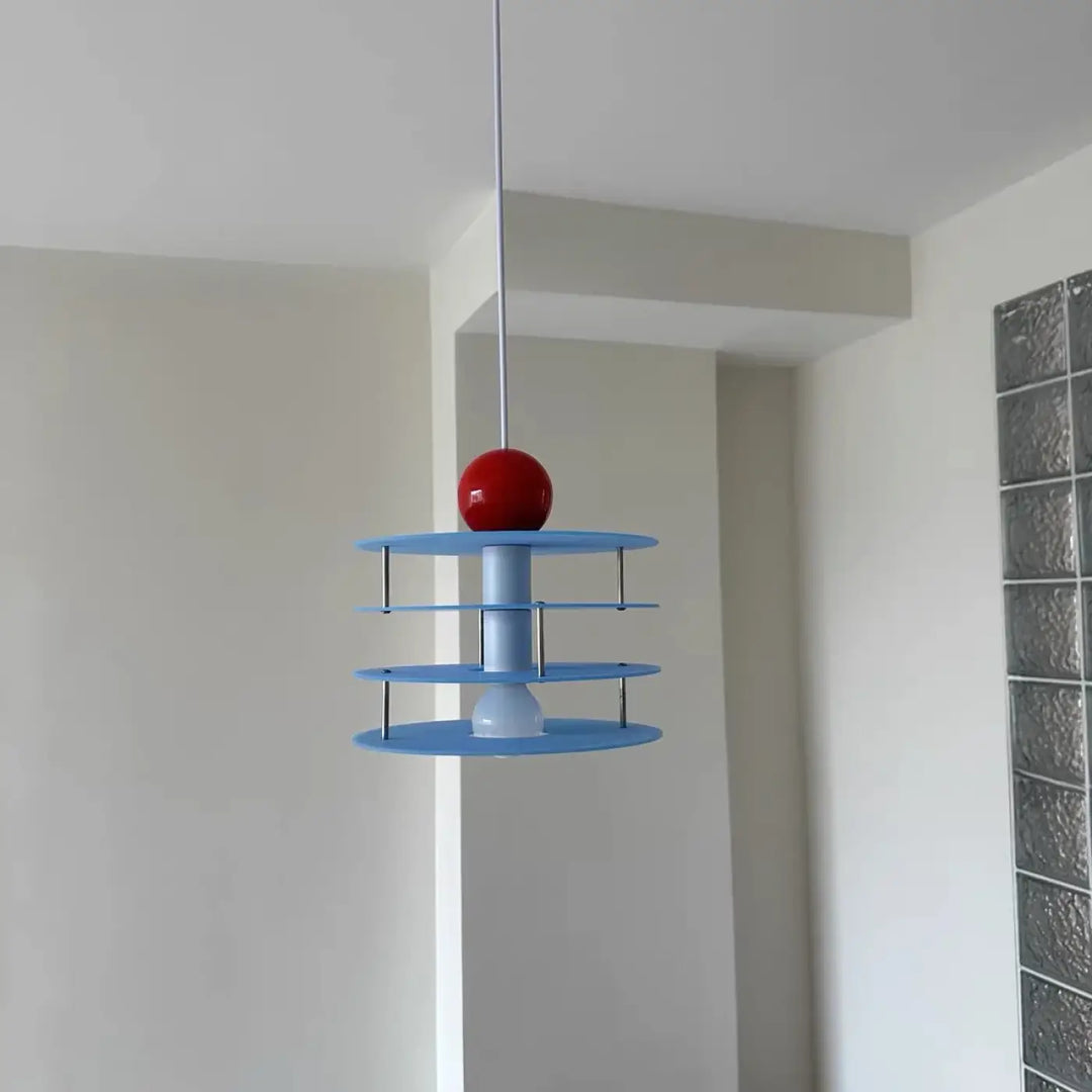 Suspension luminaire contemporaine kellyi bleu à étages avec accent sphérique rouge au sommet