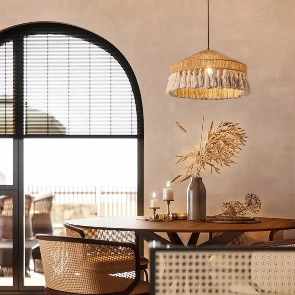 Suspension luminaire bohoba en corde naturelle beige avec franges décoratives en pampille suspendue au plafond