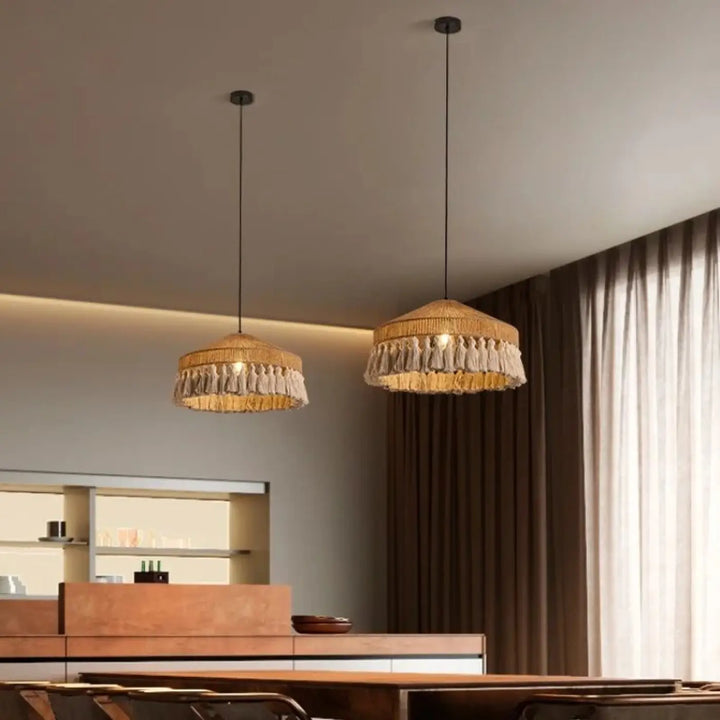 Suspension luminaire bohoba en corde naturelle avec deux luminaires en rotin tissés et franges décoratives