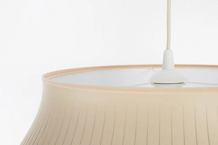Suspension luminaire oblo crème avec abat-jour en tissu plissé beige et fixation en céramique blanche pour éclairage élégant