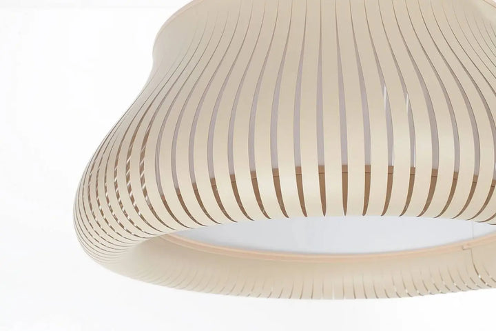 Suspension luminaire oblo crème en bois beige à lattes avec design incurvé et nervuré pour un éclairage élégant
