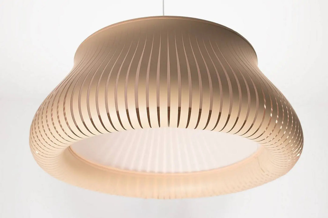 Suspension luminaire oblo en papier côtelé beige diffusant une lumière douce et uniforme crème