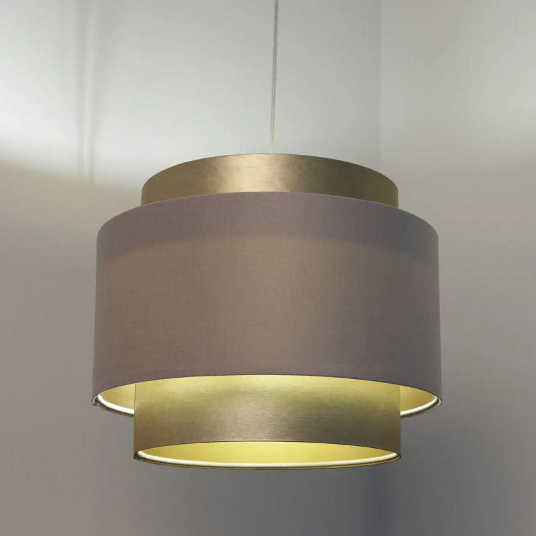 Suspension luminaire doblo avec abat-jour en tissu mat gris crème et bords métalliques dorés élégants