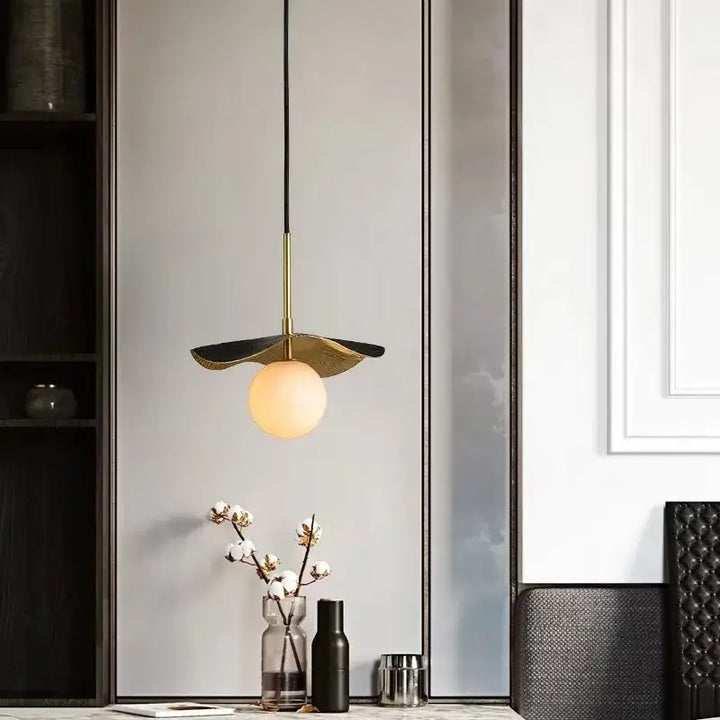Suspension luminaire en cuivre avec une boule blanche