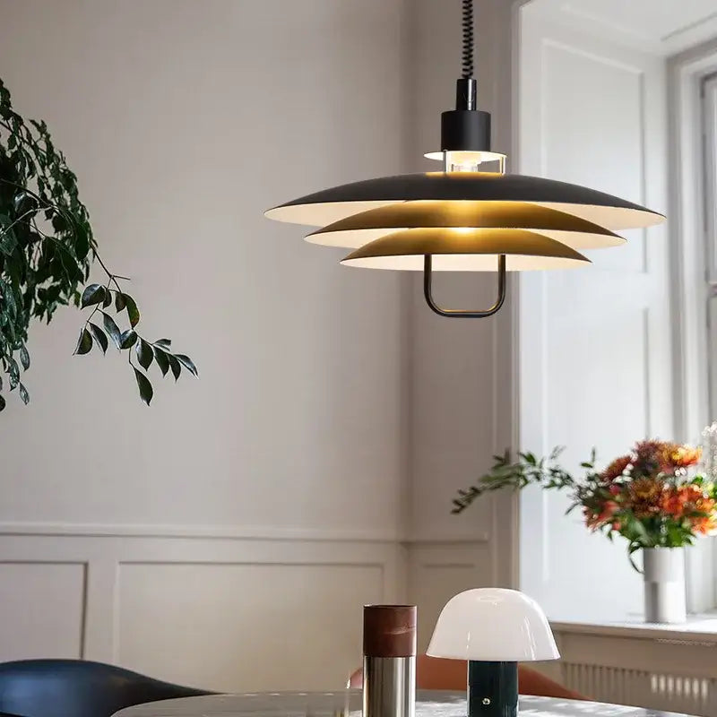 Suspension luminaire danoise blanche ou noir pour cuisine nordique

