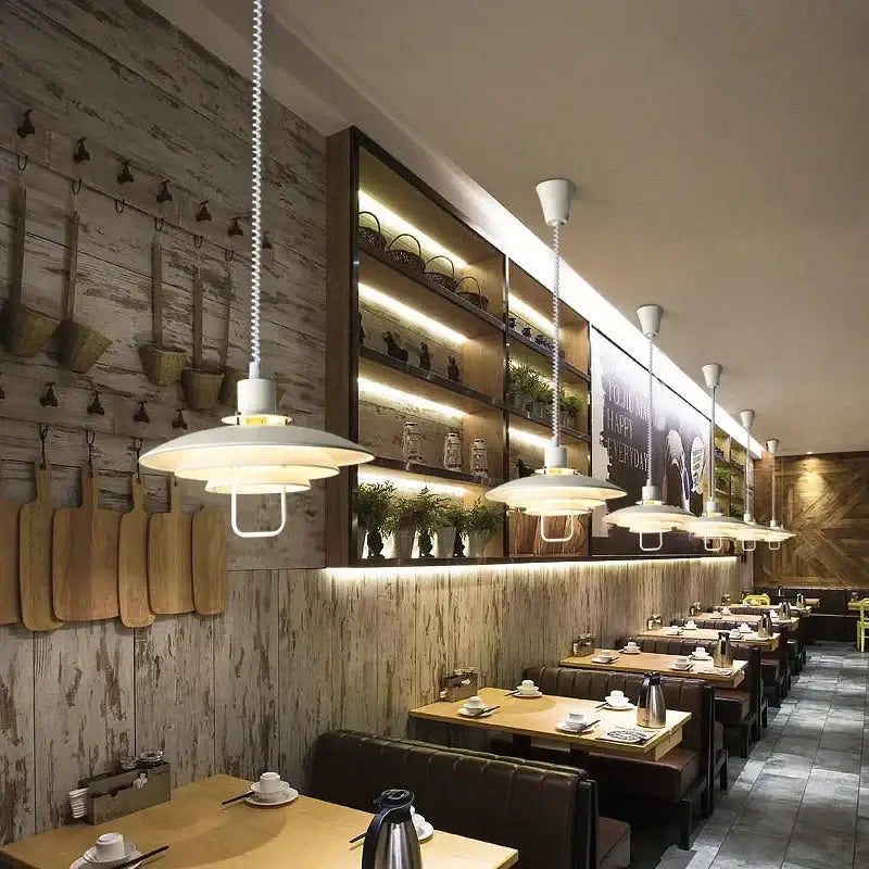 Suspension luminaire danoise blanche ou noir pour cuisine nordique

