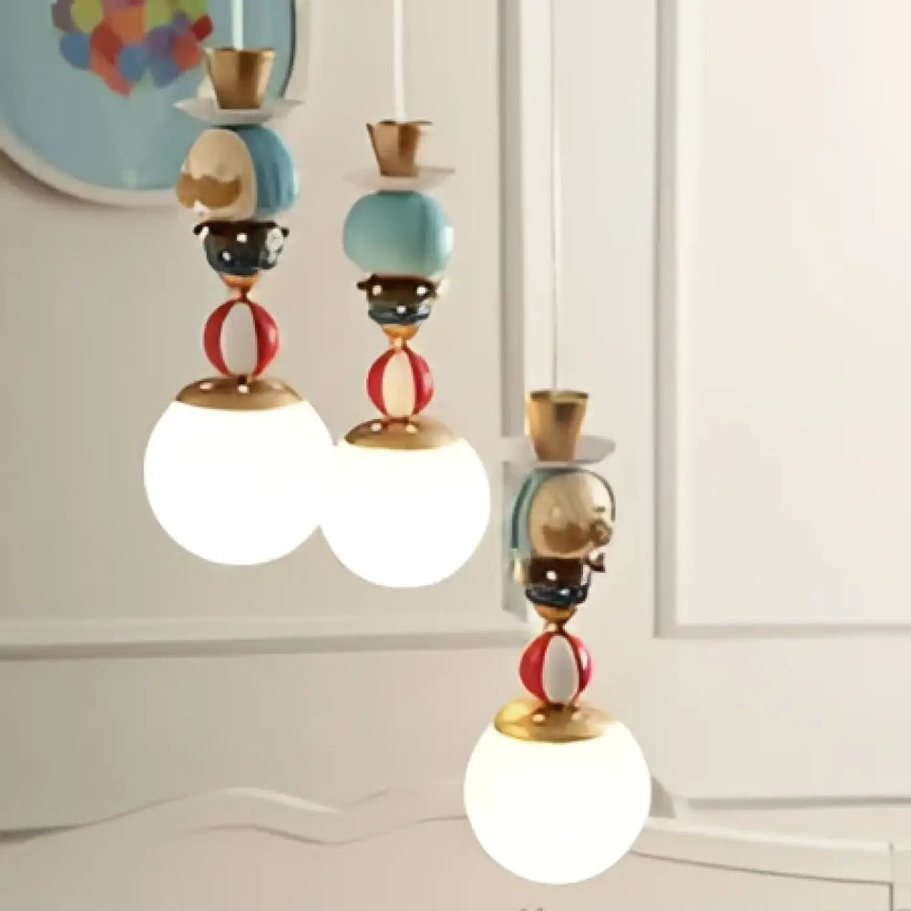 Suspension luminaire nik à trois étages avec abat-jour sphérique en verre dépoli, métal laiton cuivre et accents céramiques colorés