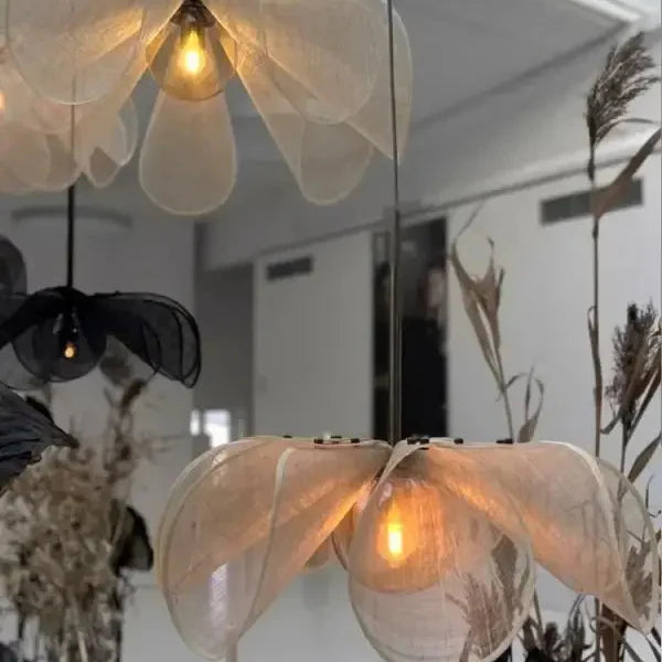 Suspension luminaire délicate translucides évoquant feuille en pétales 