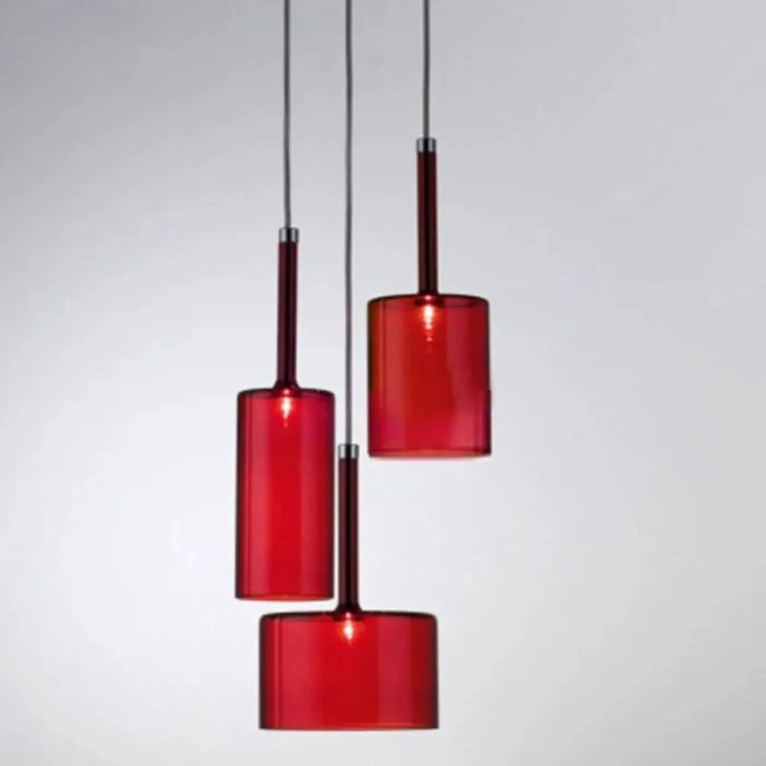 Trois suspension luminaire cylindrique en verre rouge avec abat jours cylindriques élégants et tiges fines