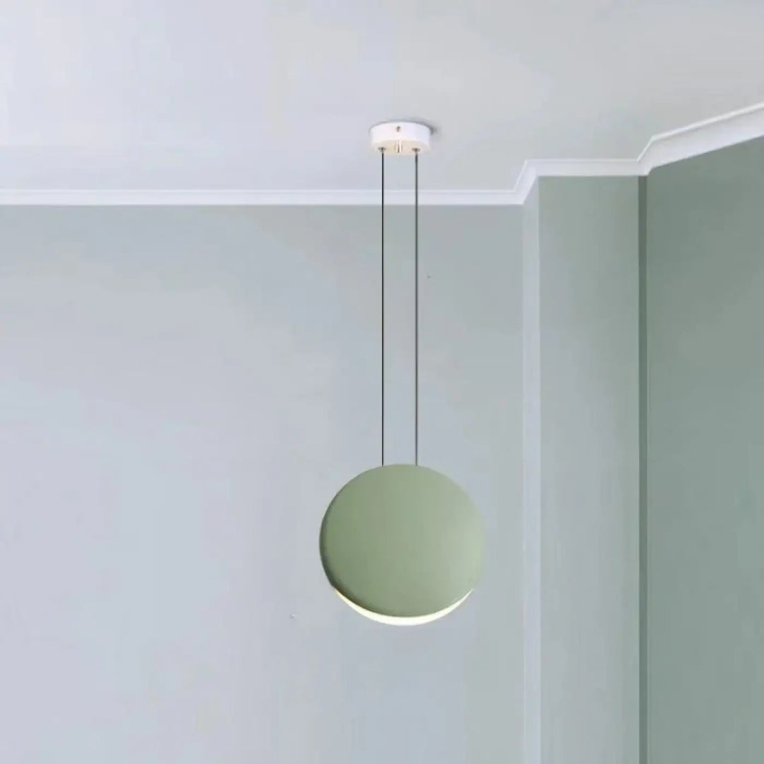 Suspension luminaire lunis sphérique minimaliste en vert sauge mat avec cordons noirs fins