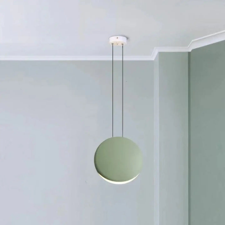 Suspension luminaire lunis sphérique minimaliste en vert sauge mat avec cordons noirs fins