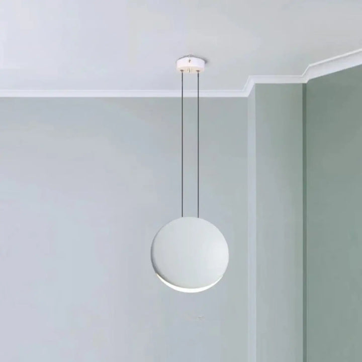 Suspension luminaire lunis blanc sphérique minimaliste avec design moderne suspendu par deux cordons fins