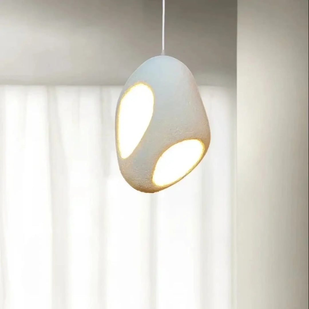 Suspension luminaire cavia en céramique ivoire avec deux découpes ovales lumineuses design aux moderne