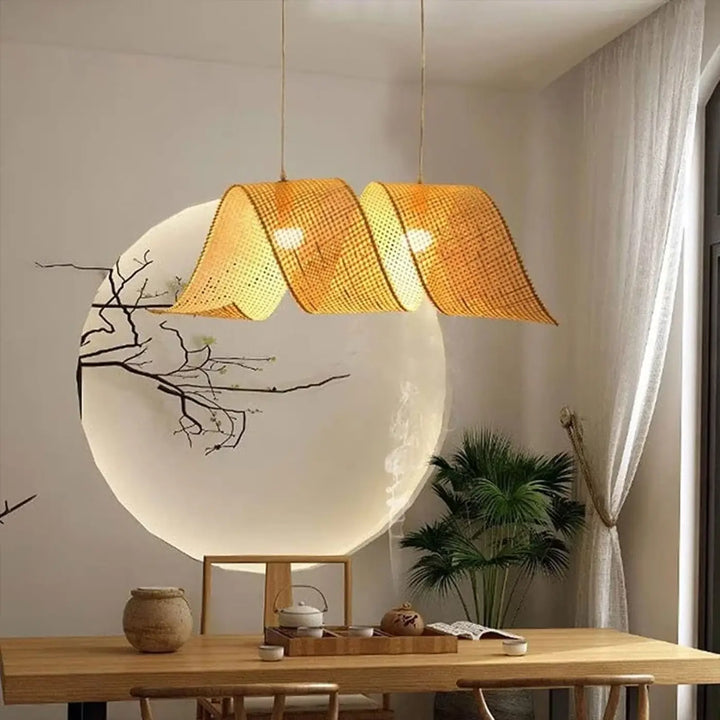 Suspension luminaire design en bambou naturel tressé beige zen