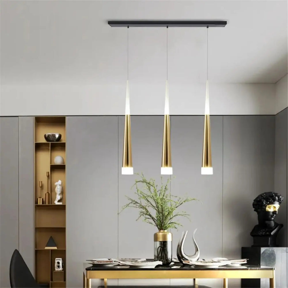 Suspension luminaire dartel avec abat-jour cylindrique effilé doré suspendu à une fixation de plafond rectangulaire noire