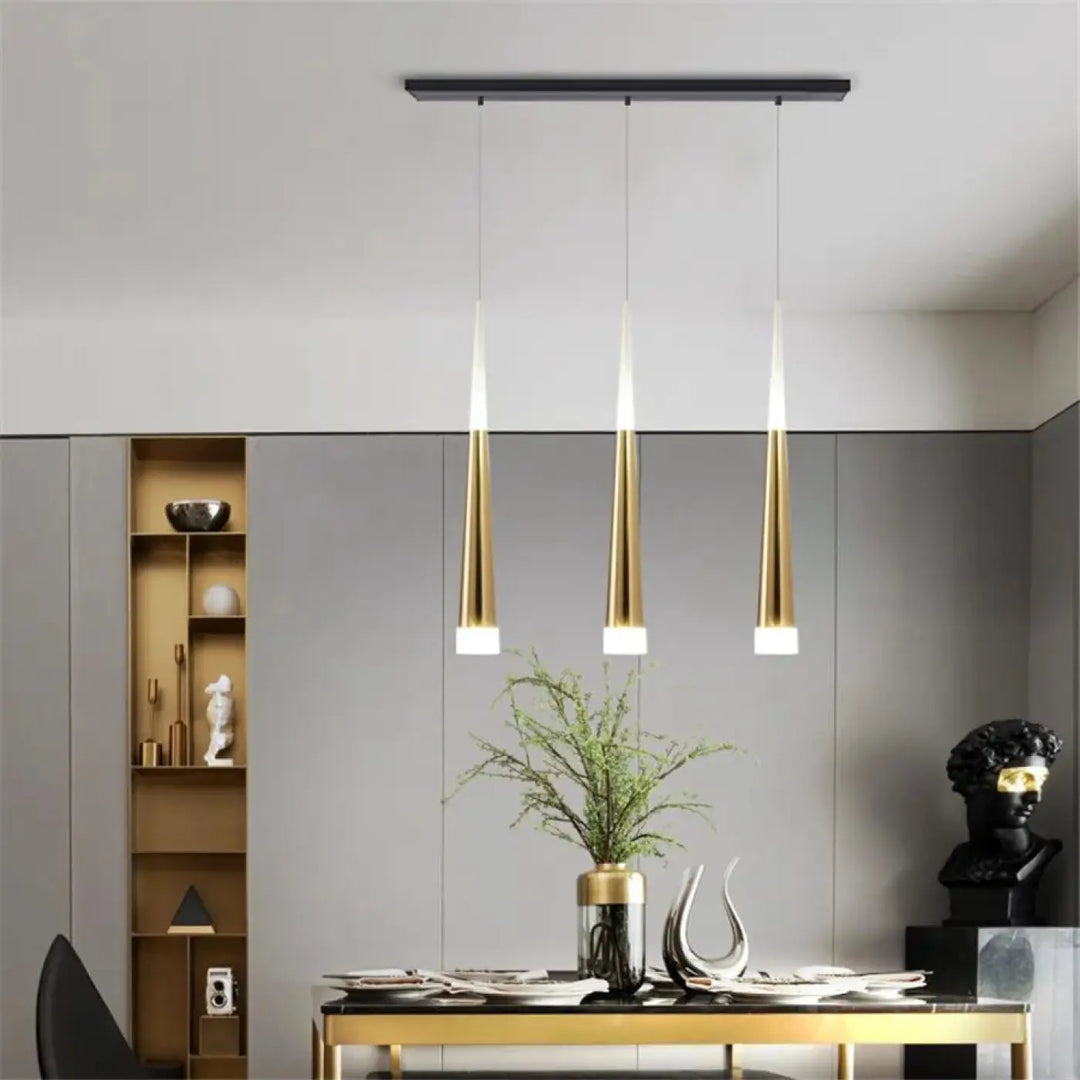 Suspension luminaire dartel avec abat-jour cylindrique effilé doré suspendu à une fixation de plafond rectangulaire noire