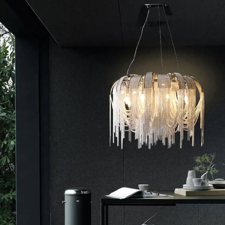 Suspension luminaire design dorée à chaînes lumineuses