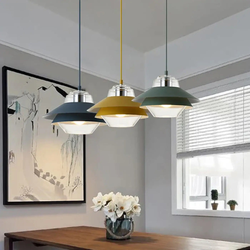Suspension luminaire ariella avec trois abat-jours modernes en métal bleu marine, jaune moutarde et vert sauge pour décoration intérieure