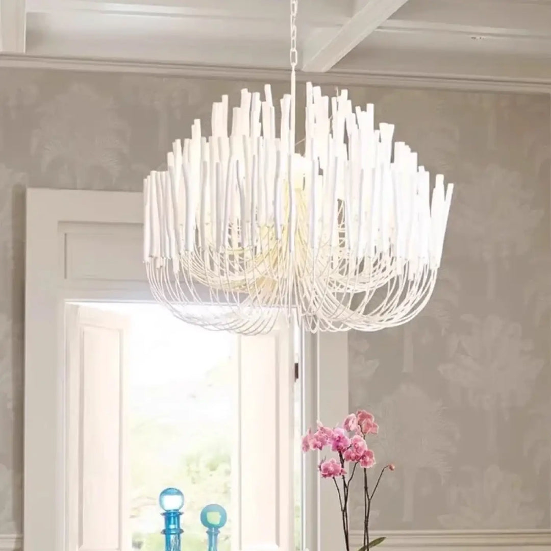 Suspension luminaire design en forme de bougies blanches chic