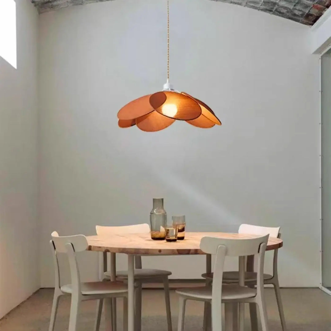 Suspension luminaire bloomy en ambre chaud avec design en pétales superposés suspendue au-dessus de la table à manger