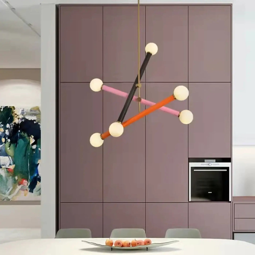 Suspension luminaire equis avec design géométrique en tiges noires, orange et roses tenant des ampoules blanches sphériques