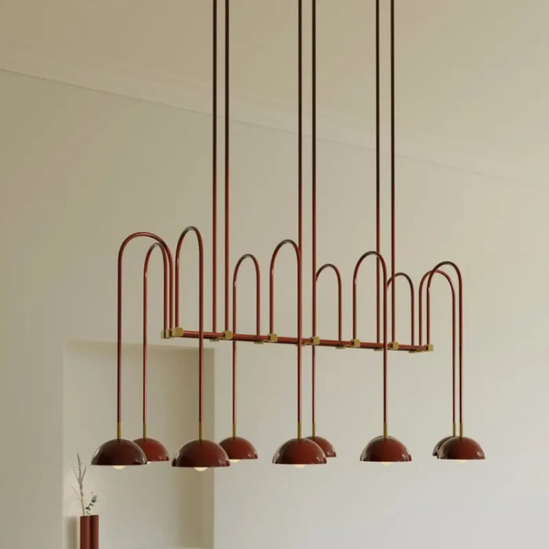 Suspension luminaire rumia en métal rouge avec arches courbes et abat-jours en forme de dôme design moderne présence spectaculaire