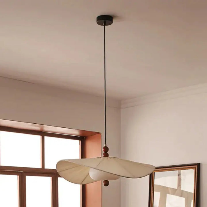 Suspension luminaire design naturel en tissu beige doux