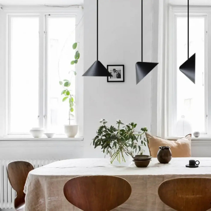 Suspension luminaire design noir forme conique élégante