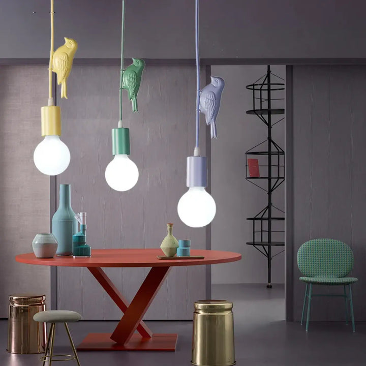 Suspension luminaire alya avec corps en céramique mat coloré en forme d’oiseau et ampoules apparentes pour chambre