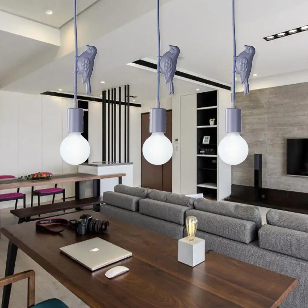 Suspension luminaire alya avec trois suspensions gris mat en forme d’oiseaux tenant des ampoules, idéal comme lampe chambre