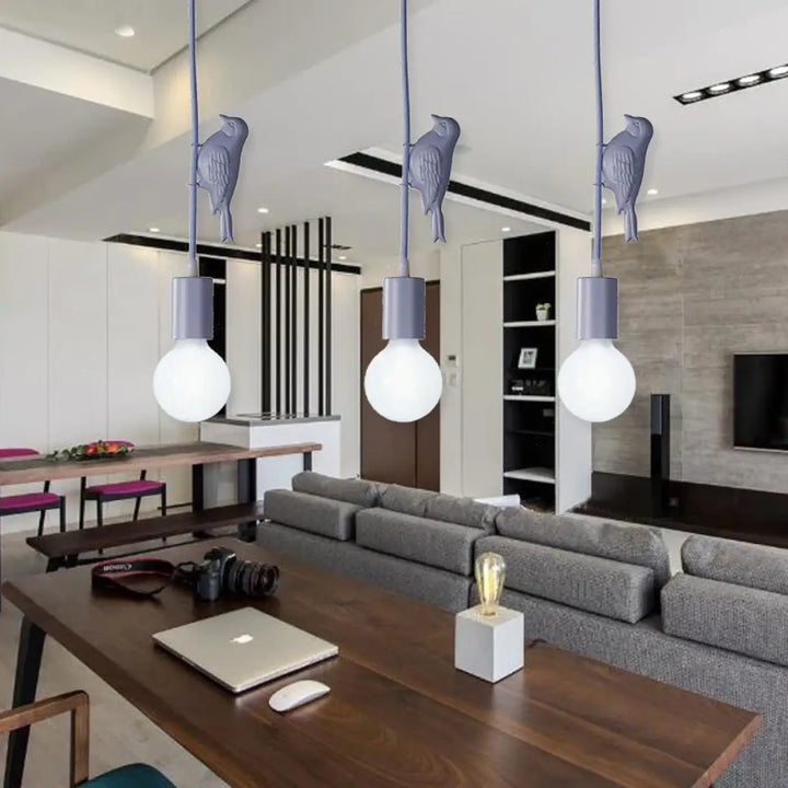 Suspension luminaire alya avec trois suspensions gris mat en forme d’oiseaux tenant des ampoules, idéal comme lampe chambre